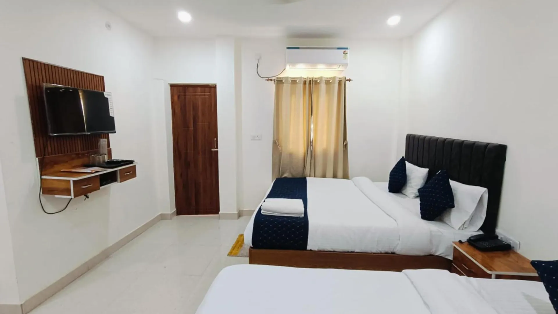 Goroomgo Hotel Kashi Grand Inn Varanasi contacts