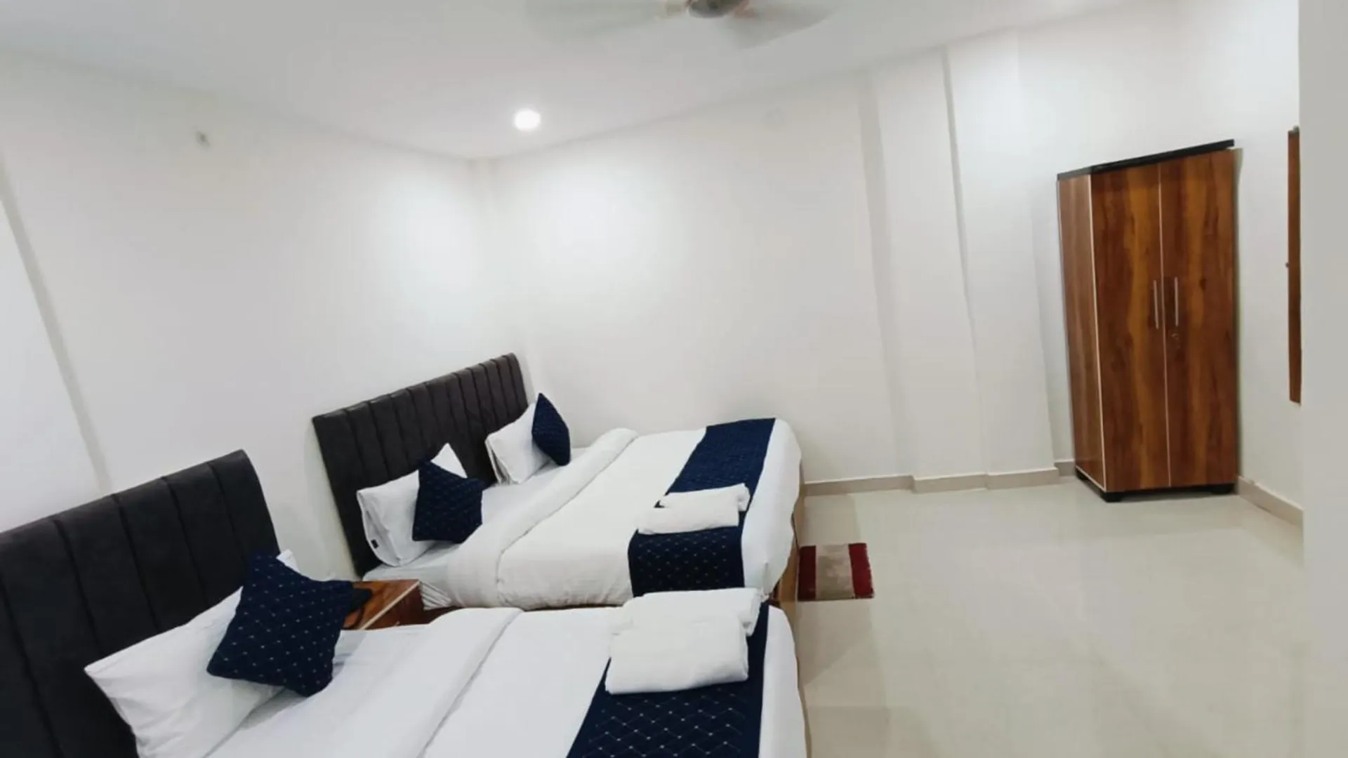 Goroomgo Hotel Kashi Grand Inn Varanasi India