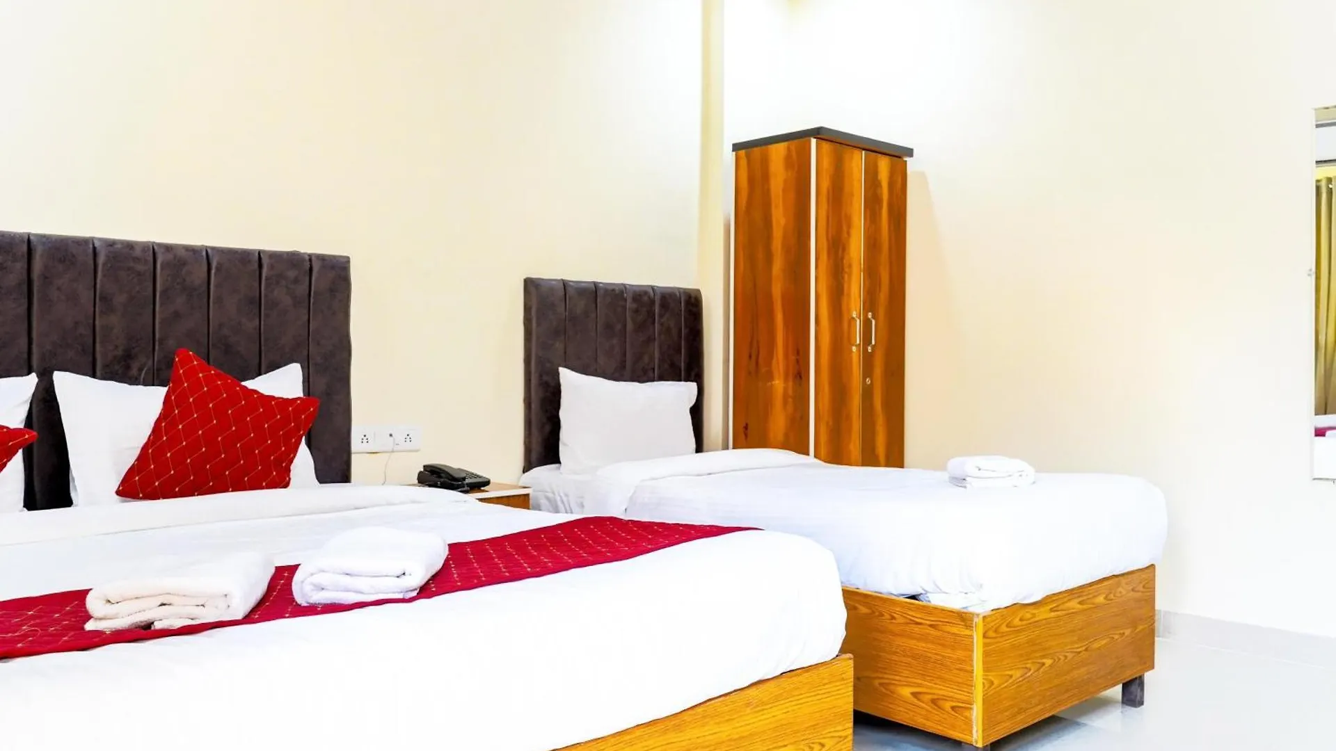 Goroomgo Hotel Kashi Grand Inn Varanasi 3*,  India